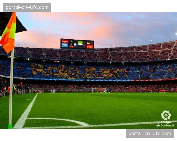 特写:在印尼雅加达的官方球迷公园,数百名观众通过大屏观看西甲早场比赛 特写:在印尼雅加达的官方球迷公园,数百名观众通过大屏观看西甲早场比赛