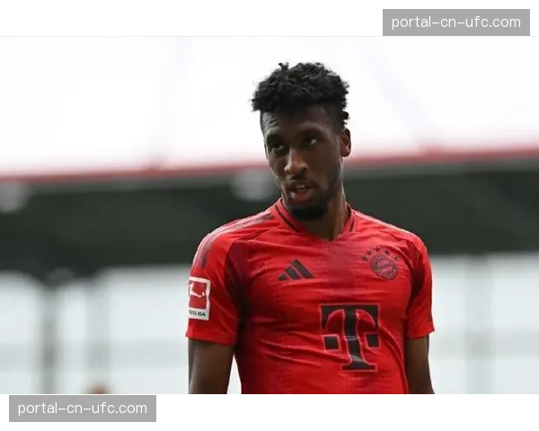 特写镜头：看台上，因伤缺席的拜仁边锋科曼紧张到不敢直视点球瞬间