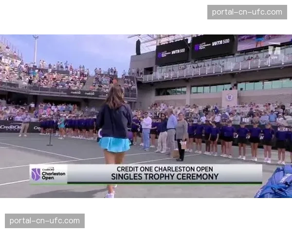 佩古拉捧起查尔斯顿站冠军奖杯，携10连胜开启红土赛季